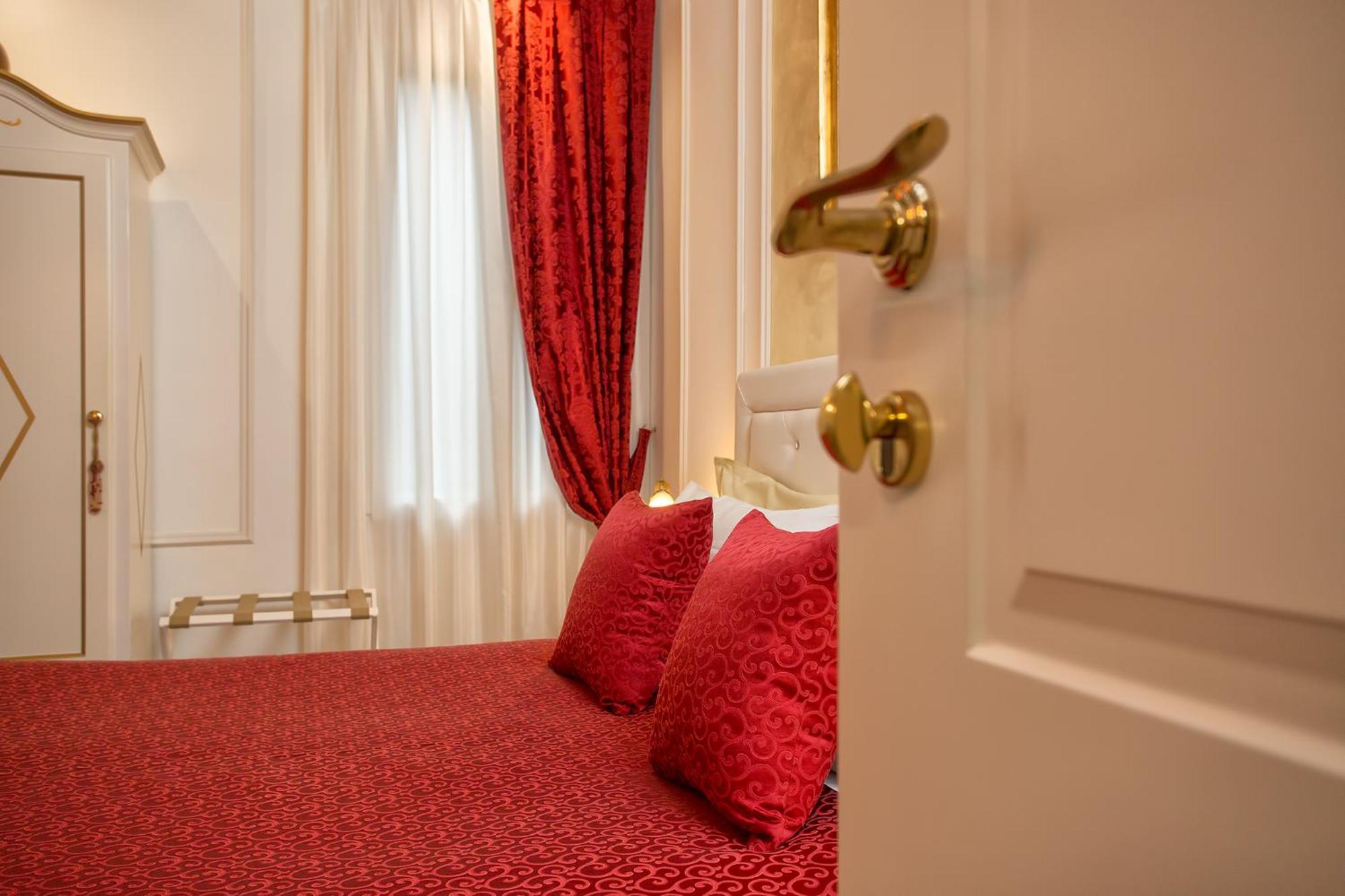 Capatron Hotel Venice Exterior photo